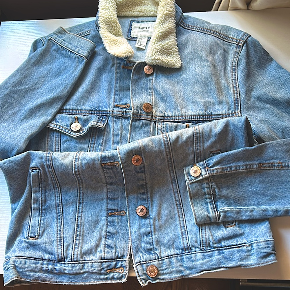 EUC Forever 21 denim jacket light washed blue faux fuzzy collar Sz S